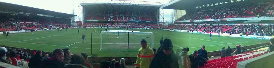 Panorama stadionu z dolnego sektora trybuny Bridgford (sektor kibiców przyjezdnych)