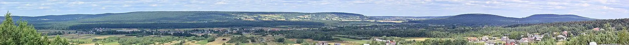 Panorama wsi Krajno-Zagórze i okolic widziana ze wzgórza na terenie parku miniatur.