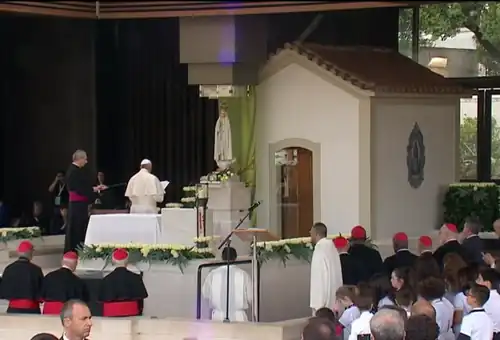 Papież Franciszek w Kaplicy Objawień w Fatimie