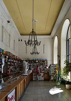 Wnętrze sklepu papierniczego.