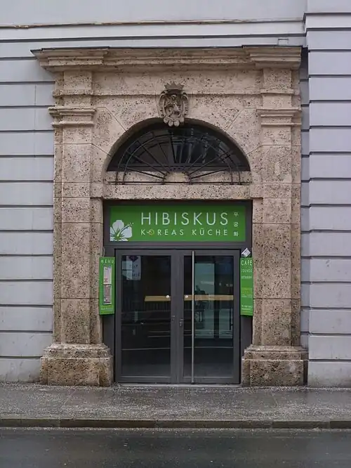 Herb na portalu jednego z budynków Mozarteum (Primogeniturpalast) .