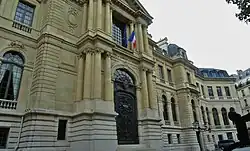 Zdjęcie przedstawiające część fasady frontowej Hotelu Potocki z 4 maja 2013.