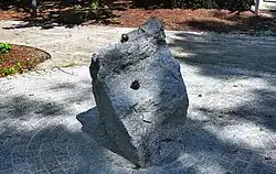 Rzeźba – głaz z figurkami żaby i ślimaka