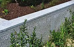 Wyryty w granitowym murku cytat z wiersza „Możliwości”