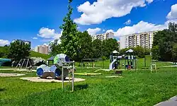 Plac zabaw, w tle bloki osiedla Tysiąclecia