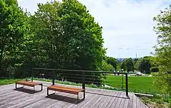 Punkt widokowy nad skarpą po północnej stronie parku