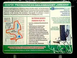 Tablica informacyjna zespołu przyrodniczo-krajobrazowego, na której uwidoczniono położenie i kształt obu stawów