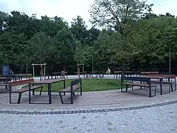 Mały skwer obok tężni