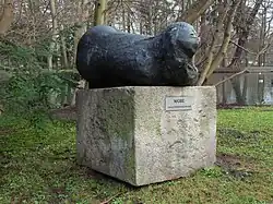 Metalowy posąg przedstawiający leżącą, skuloną Niobe.