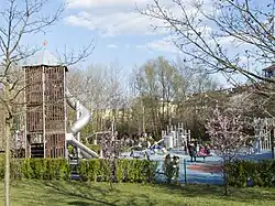 Plac zabaw ze zjeżdżalnią w kształcie rakiety