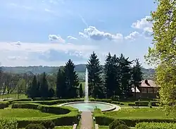 Widok na fontannę i ogród włoski.