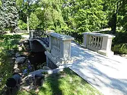 Mostek nad przewężeniem zbiornika wodnego