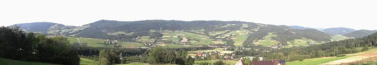 Panorama widokowa z Cisowego Działu na pasmo Cichoń – Ostra