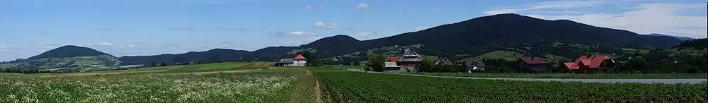 Widok z Wiśniowej. Księża Góra w środku, po lewej stronie Grodzisko, po prawej Ciecień