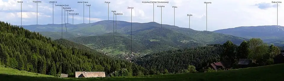 Widok na Kiczorkę spod Solniska w Paśmie Jałowieckim