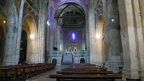 Nawa środkowa – widok w kierunku prezbiterium