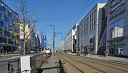 Ulica Pawia, widok na północ w rejonie skrzyżowania z ulicą Ogrodową, po prawej torowisko tramwajowe otwarte w 2005 roku