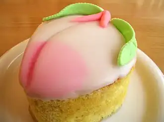 Kasutera zdobiona „brzoskwinią”