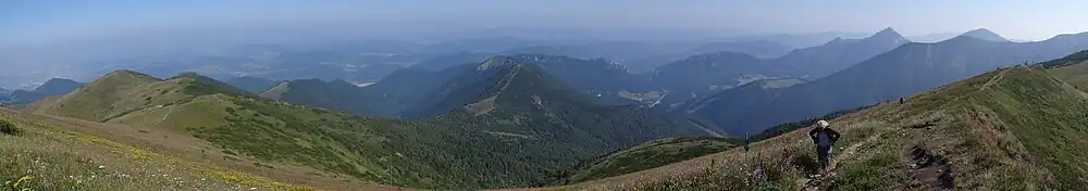 Widok z Pekelníka na Dolinę za Kraviarskym, sedlo za Kraviarskym i grzbiet Kraviarske