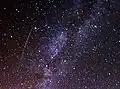 Meteor z roju Perseidów widoczny po lewej stronie Drogi mlecznej