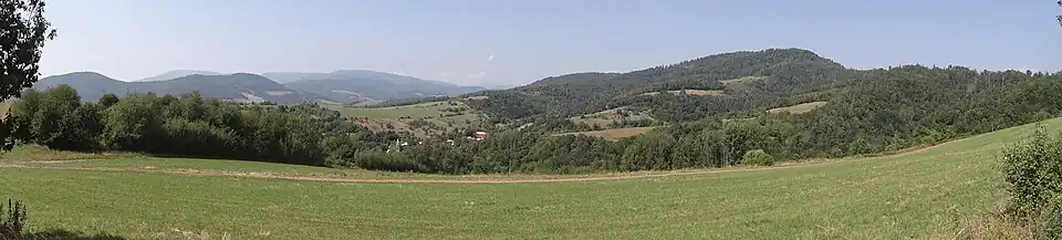 Panorama widokowa na Ždiar od południa. Ždiar po prawej stronie, W dole wieś Petrovo, w tle wzniesienia Pogórza Rewuckiego