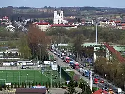 Na drugim planie Piątnica, na pierwszym boiska sportowe w Łomży - widok z hotelu Gromada