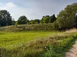 Grodzisko widoczne z drogi