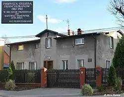 Pierwsza siedziba Franciszkanów w Panewniku. Przybyli do Starych Panewnik w 1902 roku franciszkanie zaadaptowali na potrzeby kultu zakupiony dom przy ul. Panewnickiej 439.