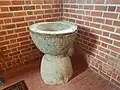 Kamienna chrzcielnica, prawdopodobnie z początkowego okresu kościoła