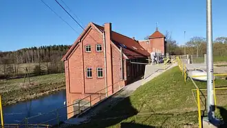 Budynek elektrowni wodnej, widok z boku