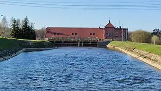 Budynek elektrowni wodnej od strony kanału energetycznego