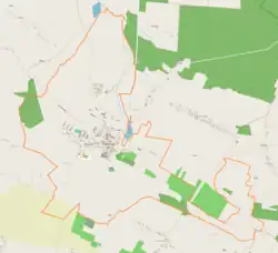 Mapa konturowa Pierzchnicy, w centrum znajduje się punkt z opisem „Zespół zabytkowych piwnic”