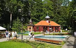 Polana Janówka, Pijalnia Jana oraz odbudowana w latach 2019–2020 dawna altana nad Zdrojem Jan