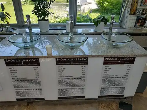 Krany z wodami mineralnymi