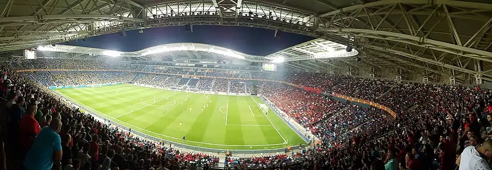 Panorama Stadionu Samiego Ofera podczas meczu piłki nożnej.