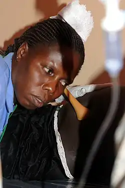 Położna z Ugandy używa pinarda.