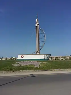 Rzeźba łodzi na wyspie