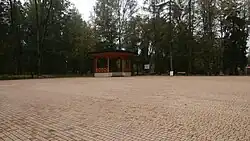 Plac "pod Grzybkiem" – typowej konstrukcji z lat 60 XX wieku, w 2011 odnowiony