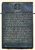 pl. Inwalidów 7-8,Tablica upamiętniająca przywrócenie w 1990 roku nazwy plac Inwalidów