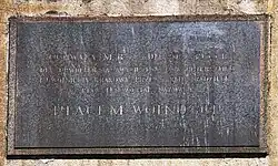 pl. Inwalidów 7-8,Tablica upamiętniająca nadanie placowi Inwalidów w 1955 roku nazwy plac Wolności