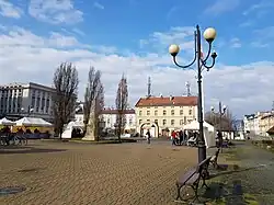 Plac Niepodległości. Po lewej stronie widoczny gmach Klubu Sportowego Korona Kraków