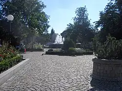 Fontanna stojąca na płycie placu.