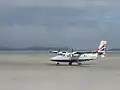 Samolot Twin Otter po wylądowaniu w Barra