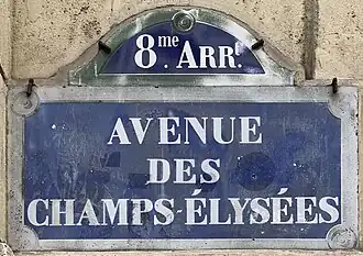 Przedwojenna tablica z nazwą ulicy.