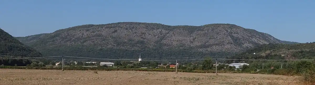 Plešivská planina i wieś Plešivec u jej podnóży