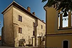 Plebania w 2011 roku z widocznym murem romańskim.