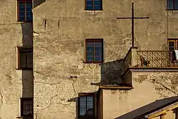 Plebania w 2011 roku z widocznym murem romańskim.