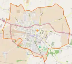 Mapa konturowa Pleszewa, w centrum znajduje się punkt z opisem „Pleszew Miasto”