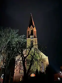 Widok na podświetlony front kościoła