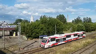 Pociąg POL REGIO 1026/11052 Waliły-Białystok stoi na torze dwunastym przy peronie pierwszym.